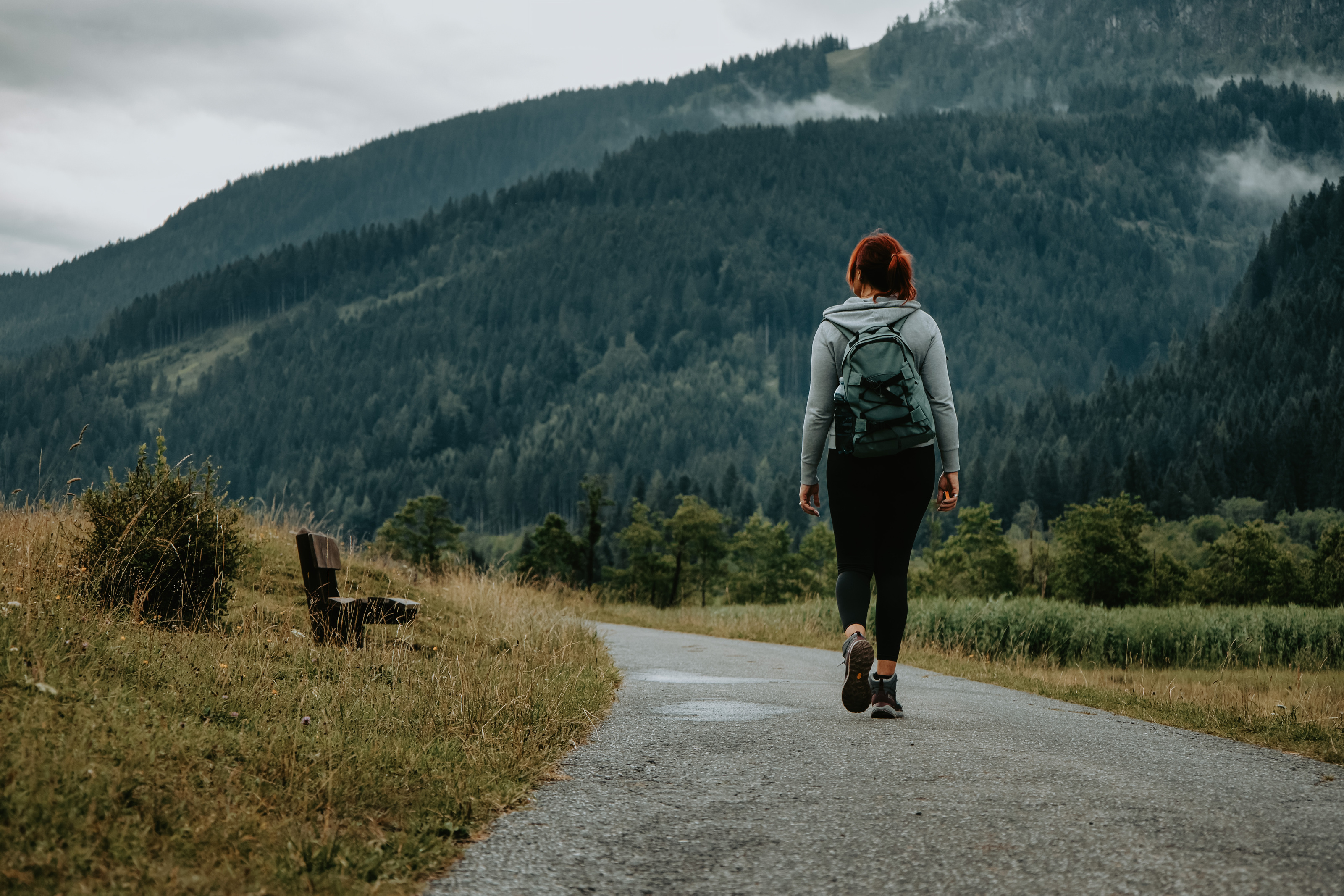 Wanderin auf einem Weg im Pillerseetal, Österreich