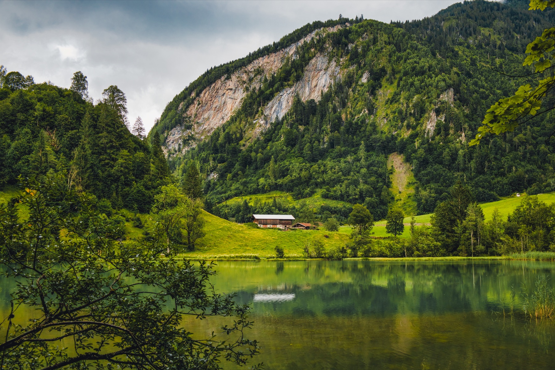 Landschaft bei Kaprun in Österreich mit Berg, See und bewaldeten Hängen