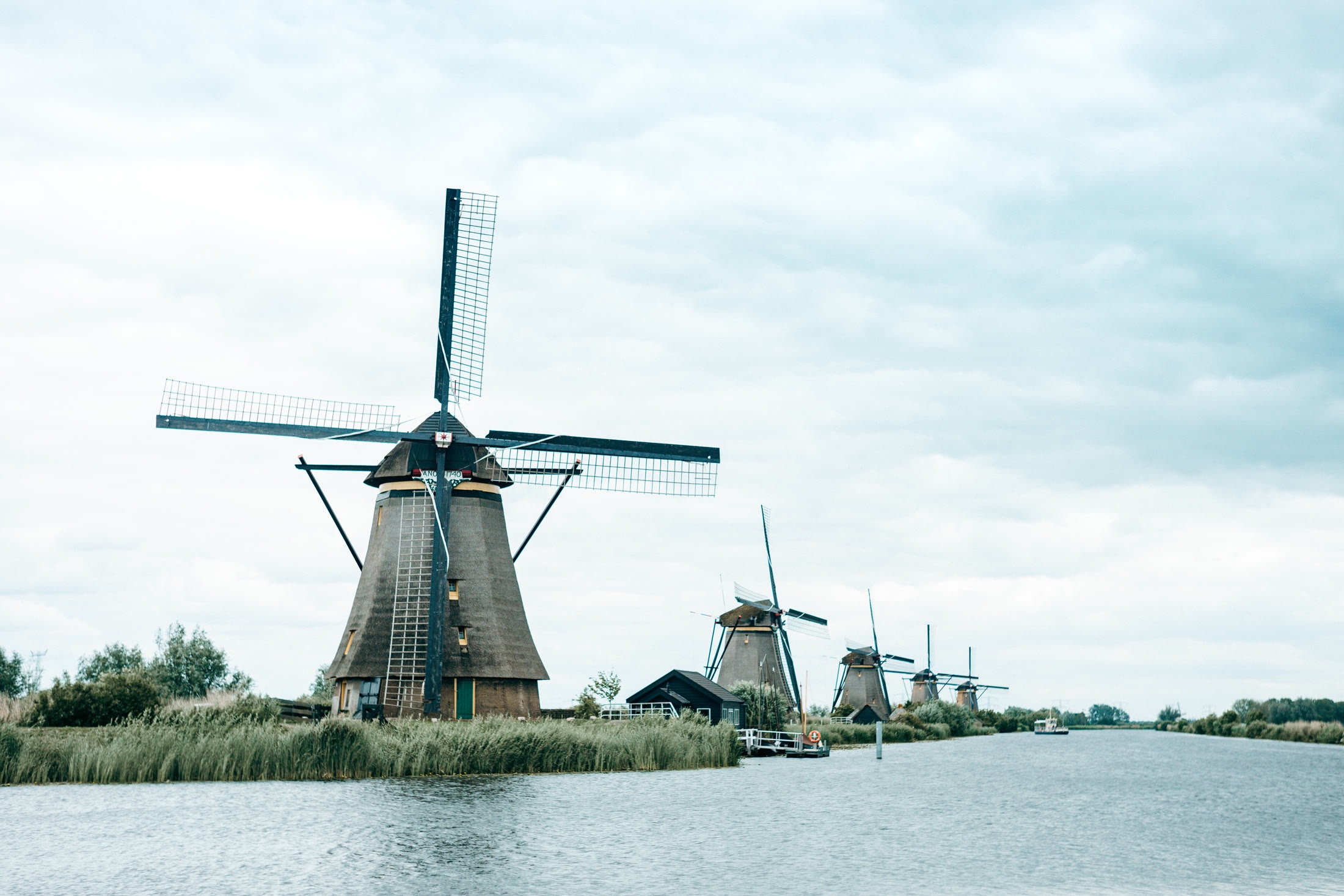 Windmühlen und Wasserlandschaft in Kinderdijk