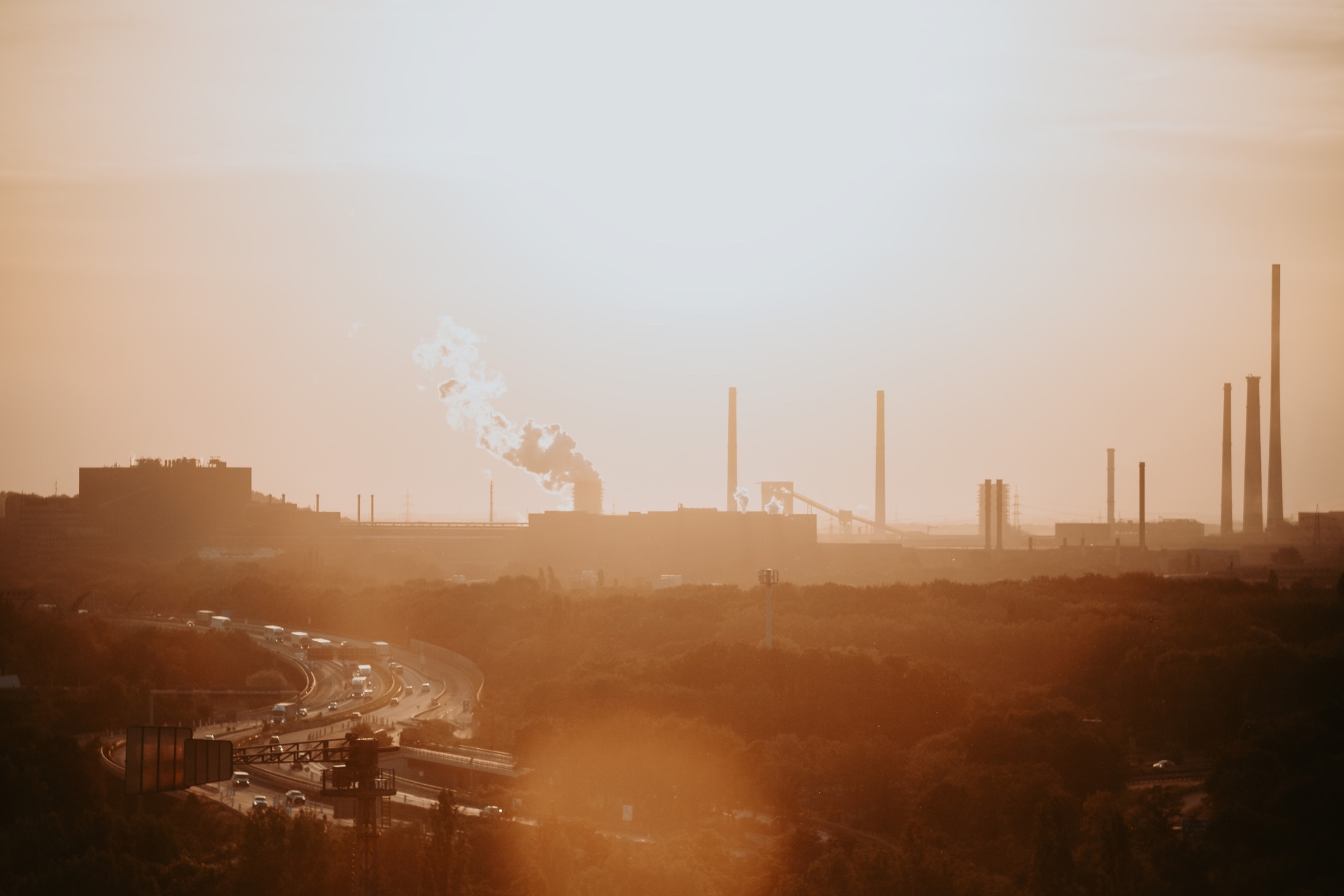 Industrieanlagen des Landschaftsparks Duisburg-Nord im Abendlicht