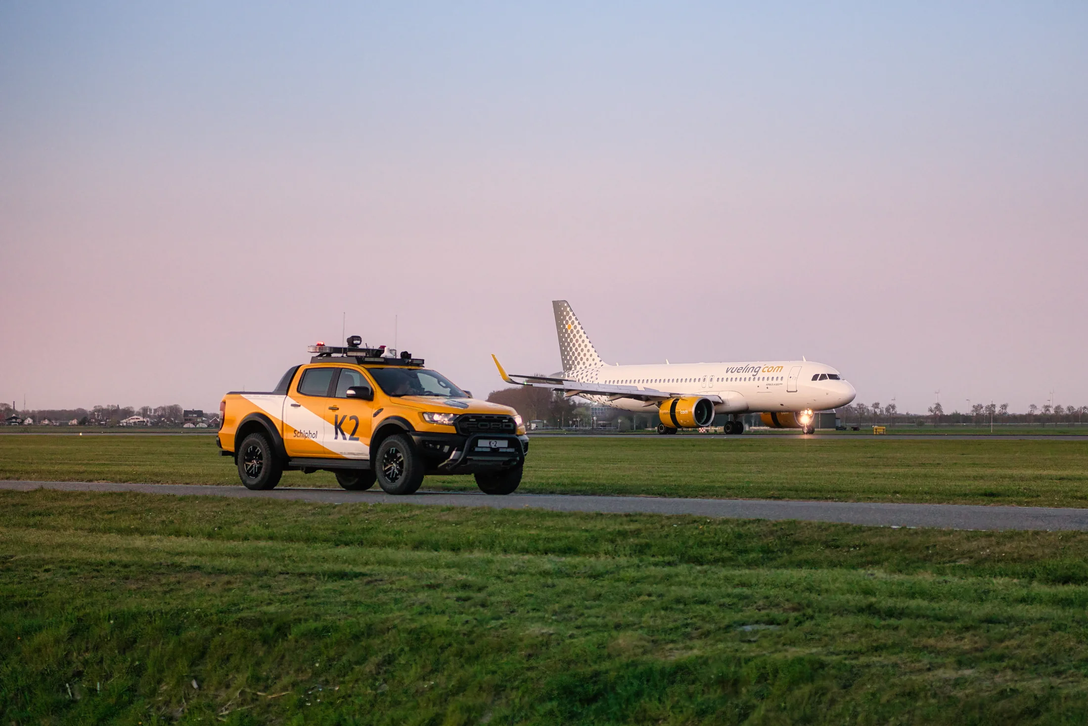 Vueling-Airbus EC-NDB auf dem Rollweg, seitliche Perspektive.