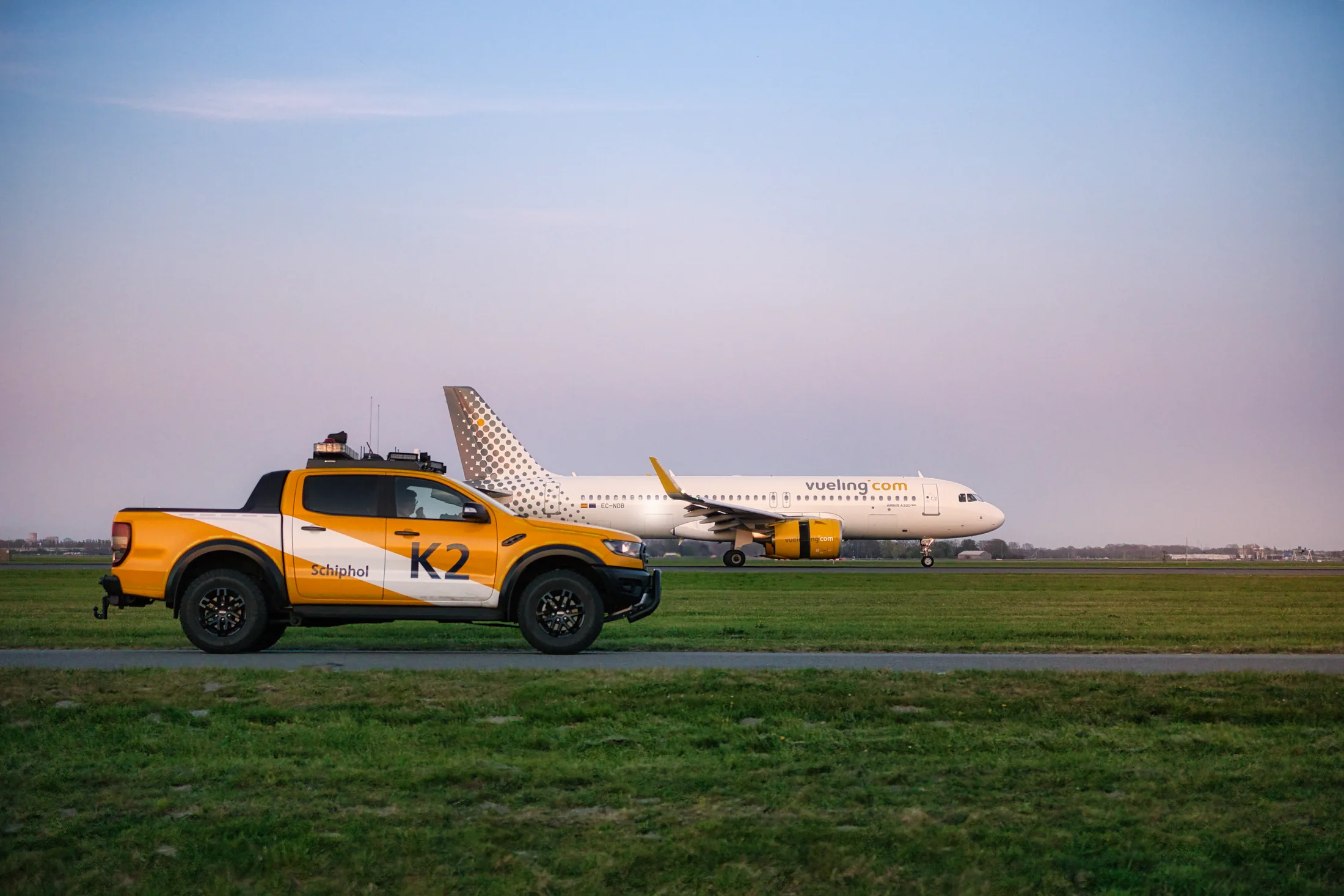 Vueling-Airbus EC-NDB in Seitenansicht auf dem Vorfeld.