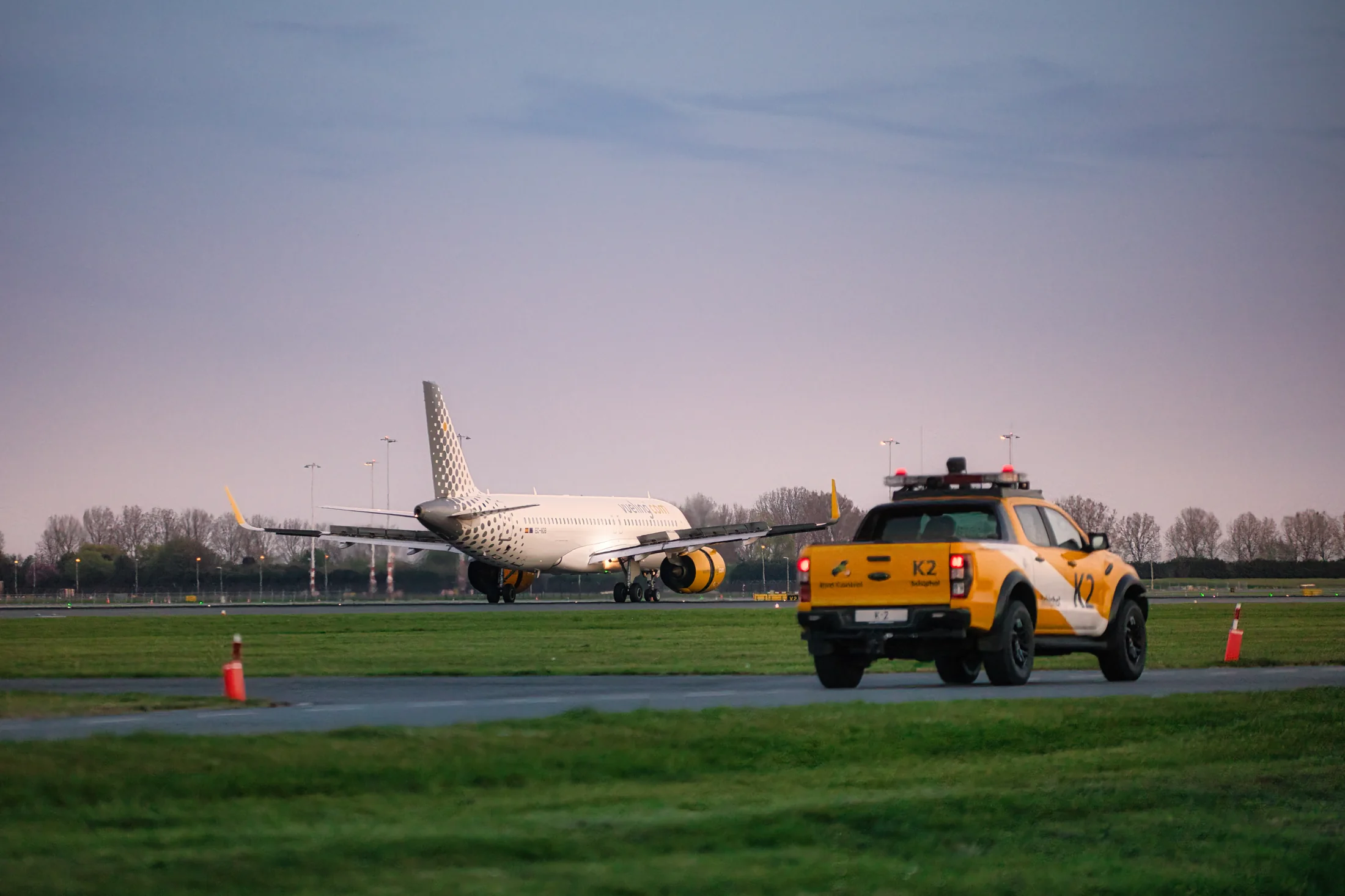 Vueling-Airbus EC-NDB aus der Heckperspektive auf dem Rollweg.
