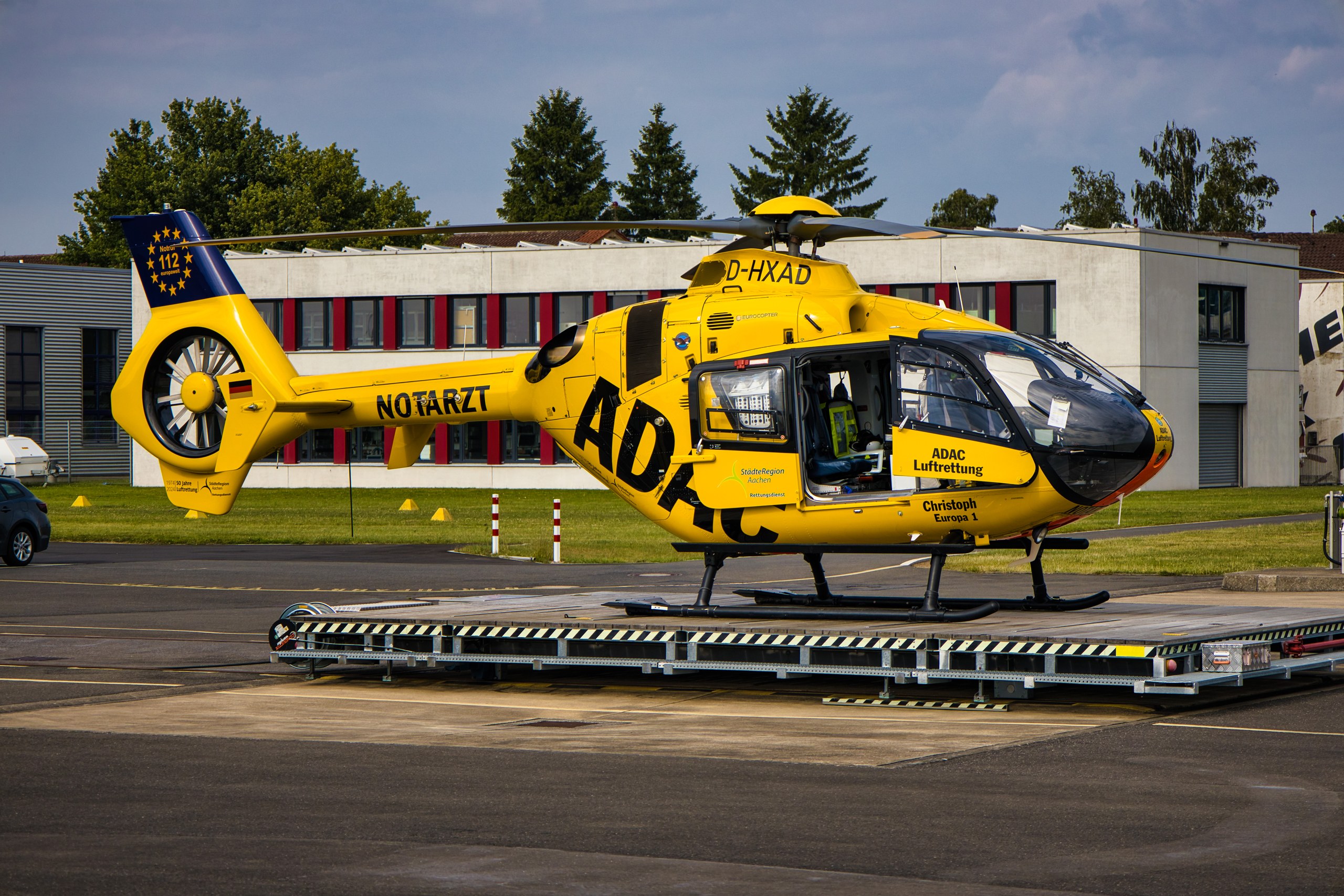 D-HXAD in Seitenansicht auf dem Pad vor dem Stationsgebäude.