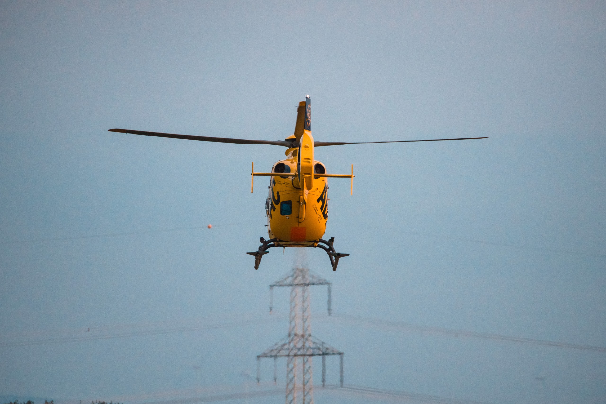 D-HXAD aus der Rückansicht vor einem Strommast.