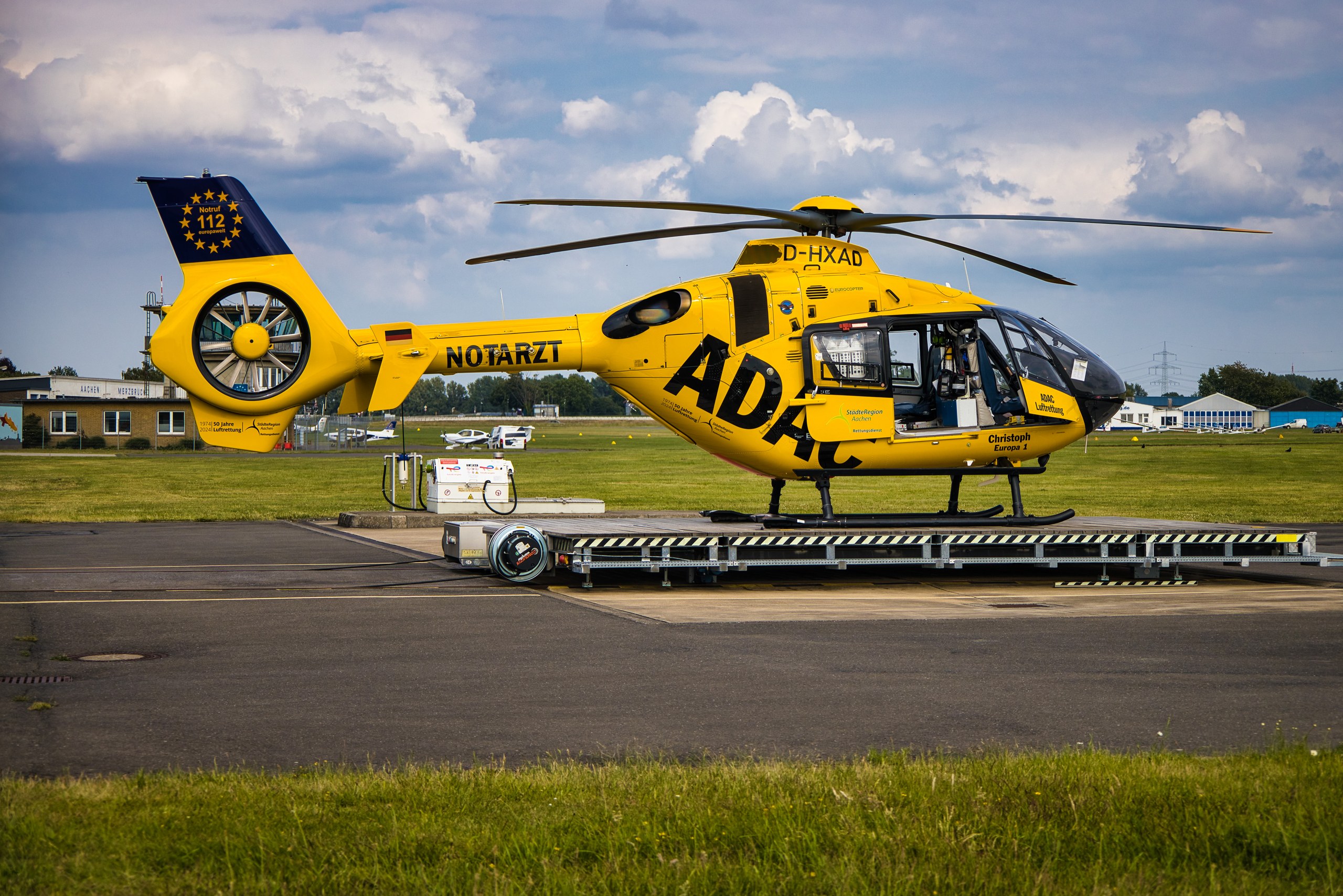 D-HXAD der ADAC Luftrettung in Seitenansicht auf dem Pad.