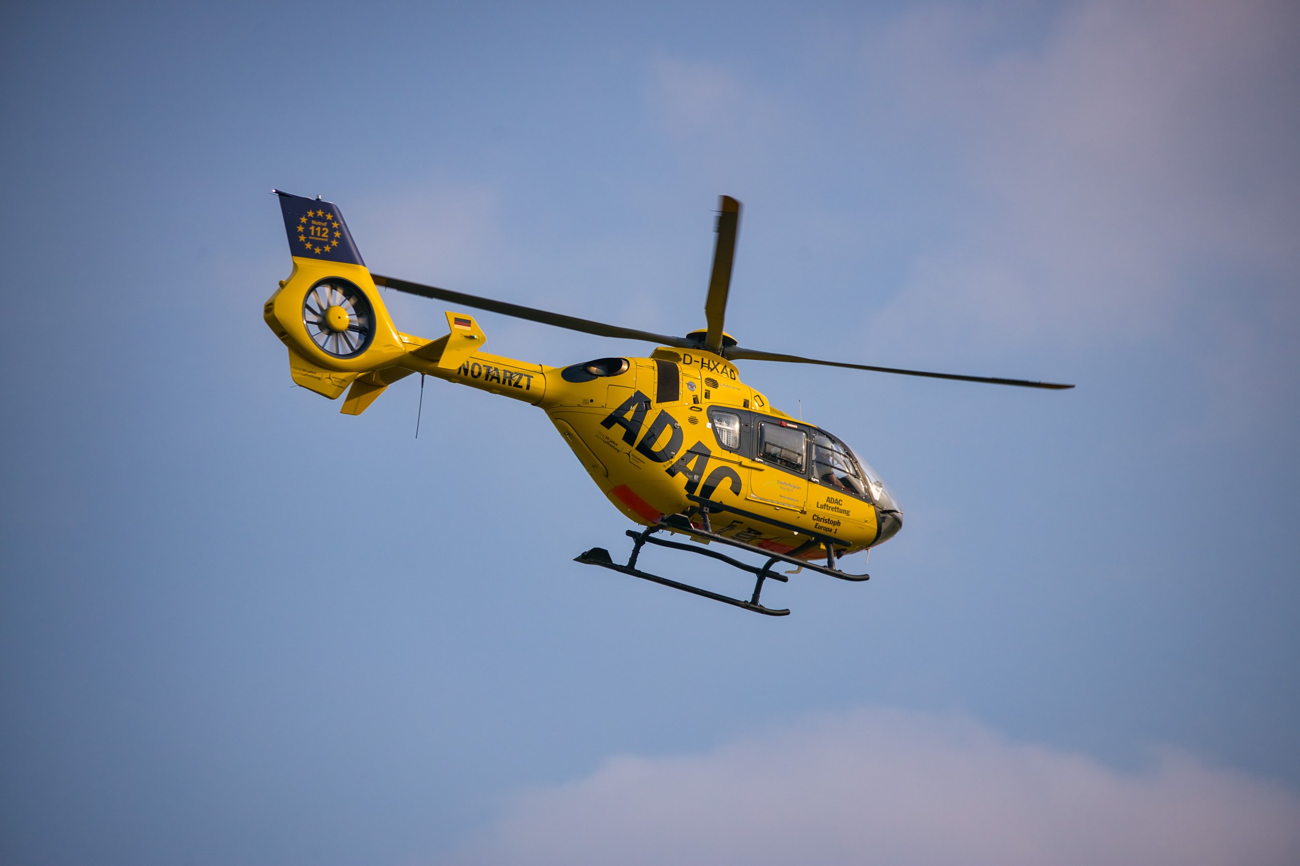 D-HXAD aus schräger Perspektive vor weitem Himmel.