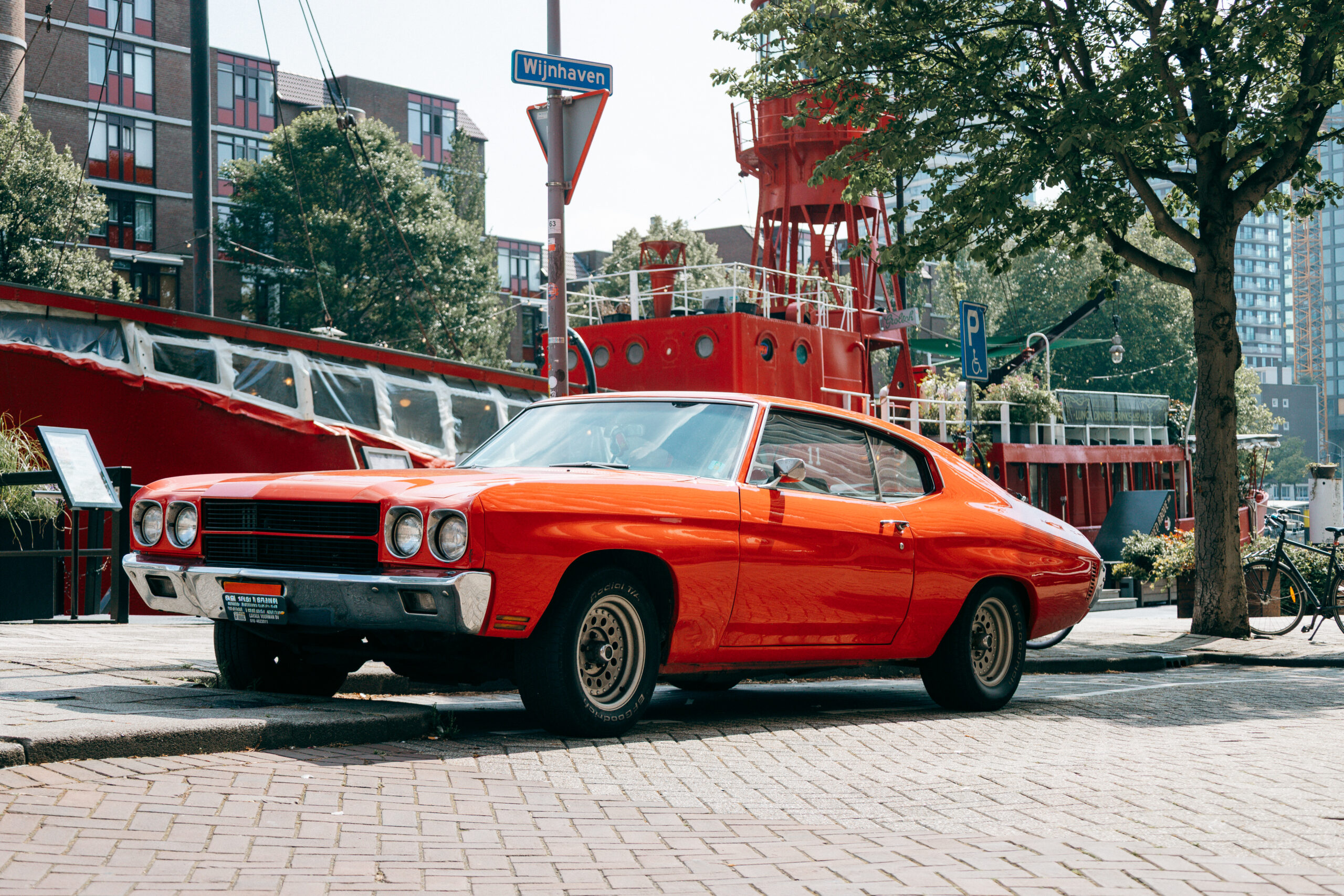 Amerikanischer Oldtimer Chevrolet Chevelle am Wijnhaven in Rotterdam