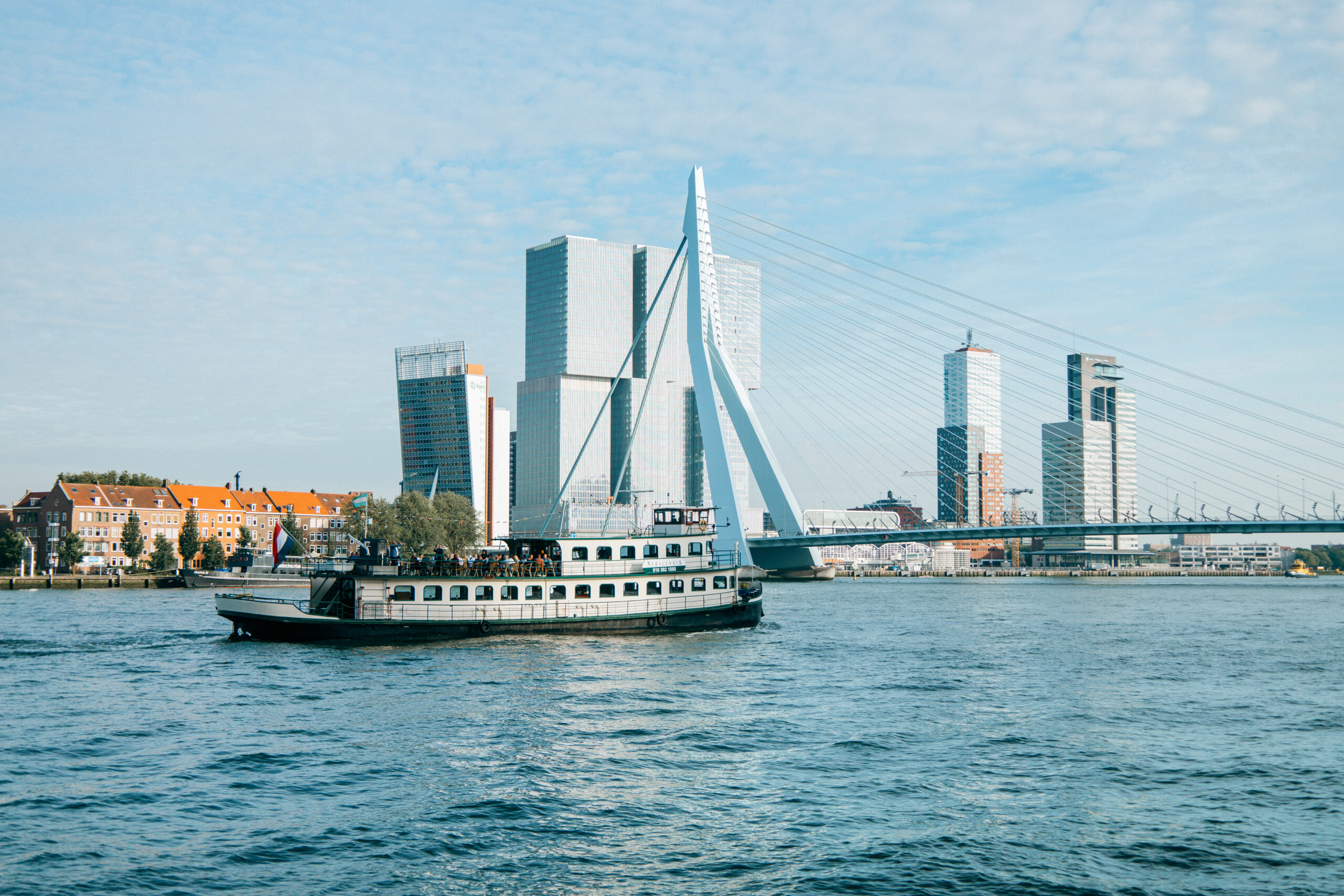 Schiff auf der Maas vor der Erasmusbrücke in Rotterdam