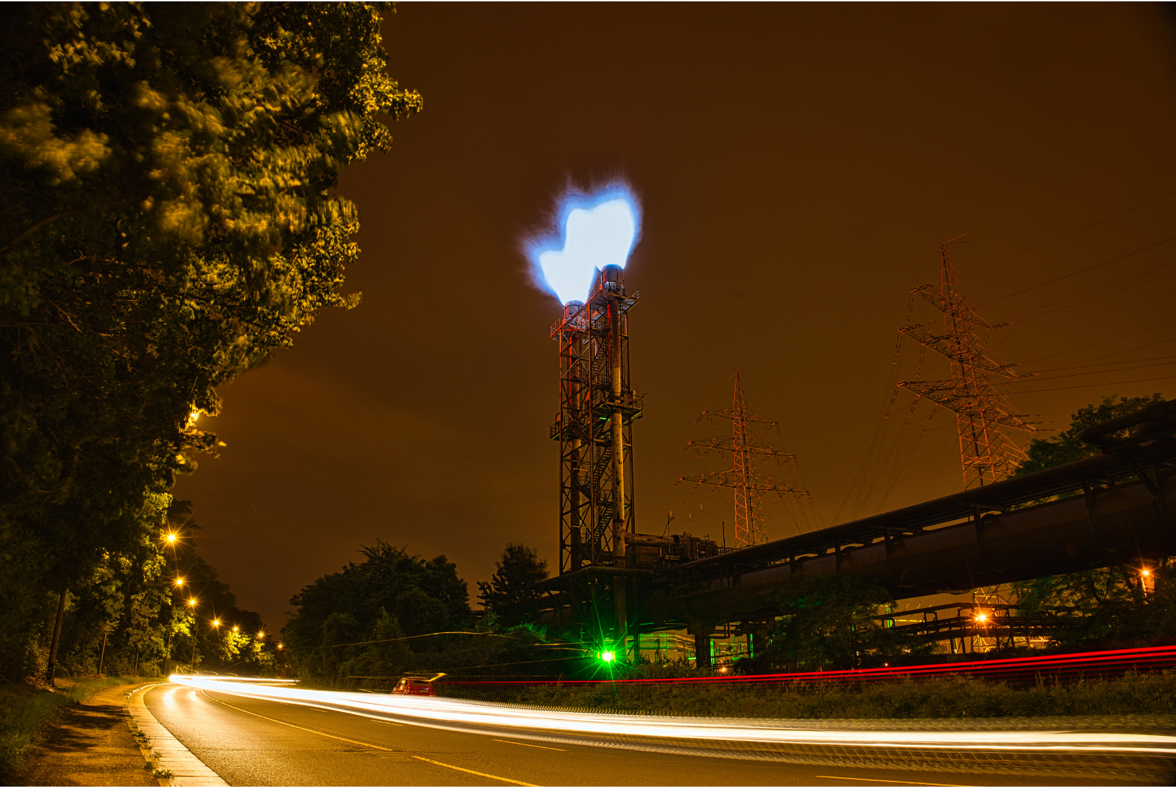 Nächtliche Industriebeleuchtung im Ruhrgebiet