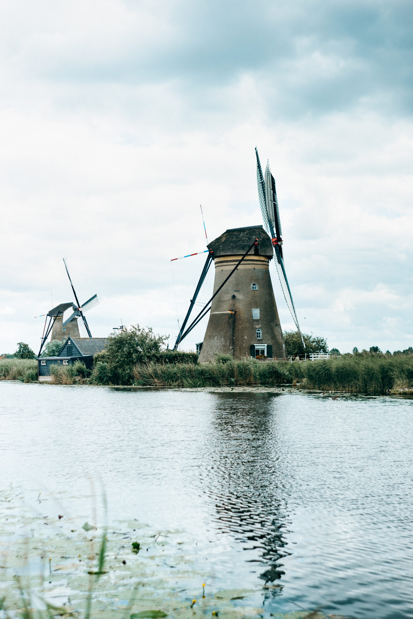 Windmühlen von Kinderdijk entlang eines Wasserwegs