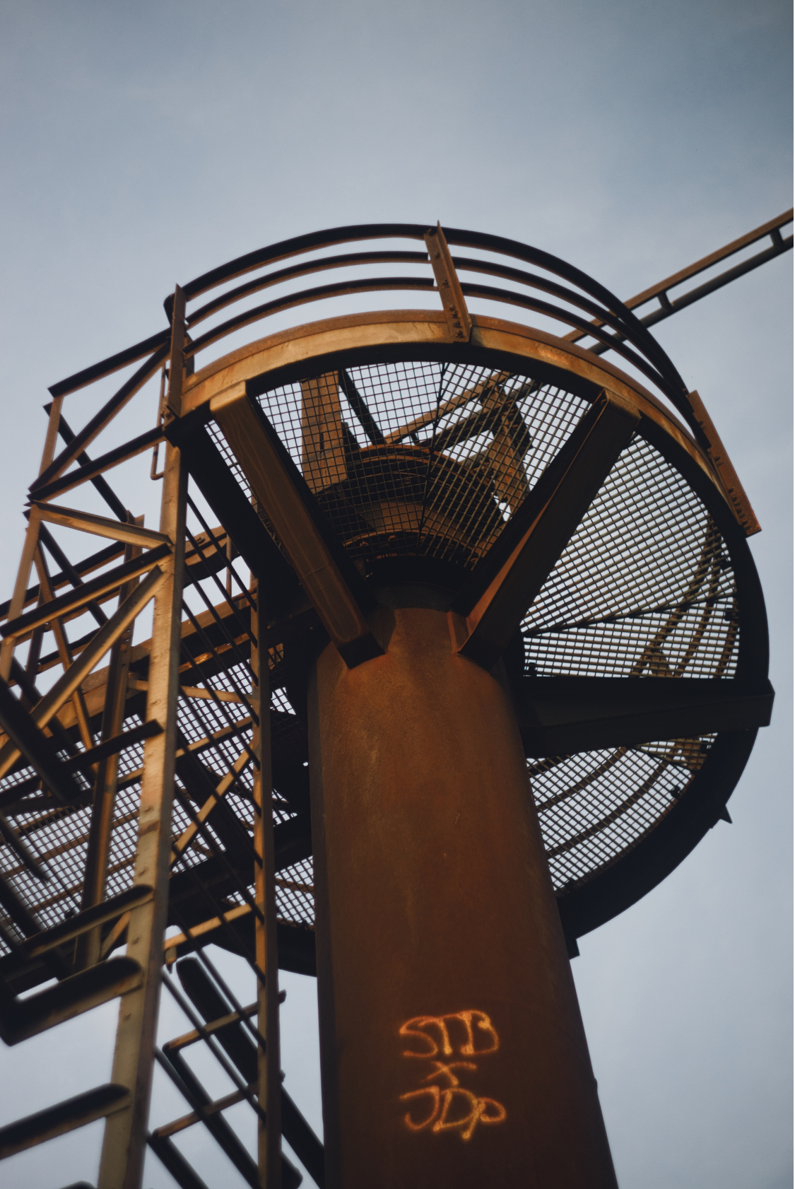 Blick von unten auf eine Plattform und Stahlkonstruktion am Hochofen im Landschaftspark Duisburg