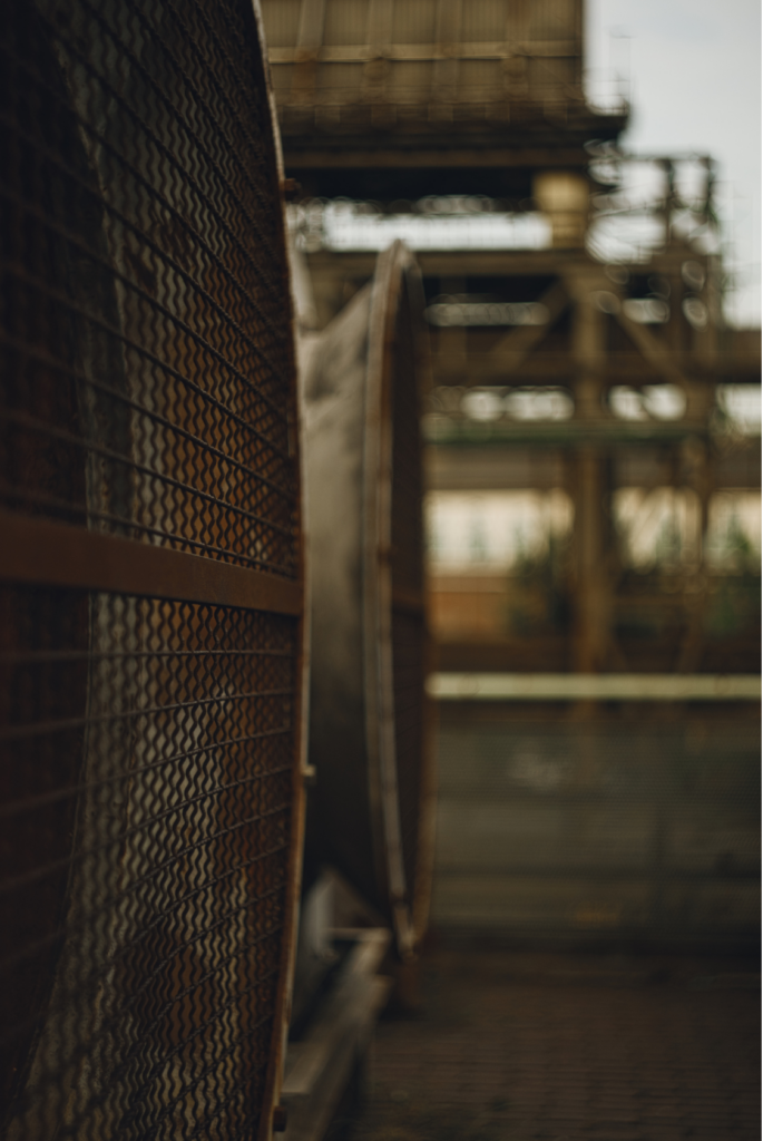 Detailaufnahme einer alten Gitter- und Stahlstruktur im Landschaftspark Duisburg mit weicher Unschärfe