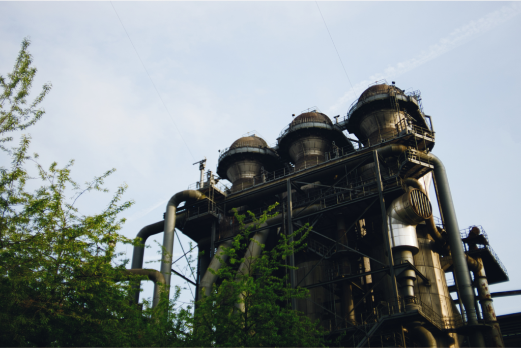 Alte Industrieanlage mit Stahlkonstruktion und Rohrleitungen im Landschaftspark Duisburg