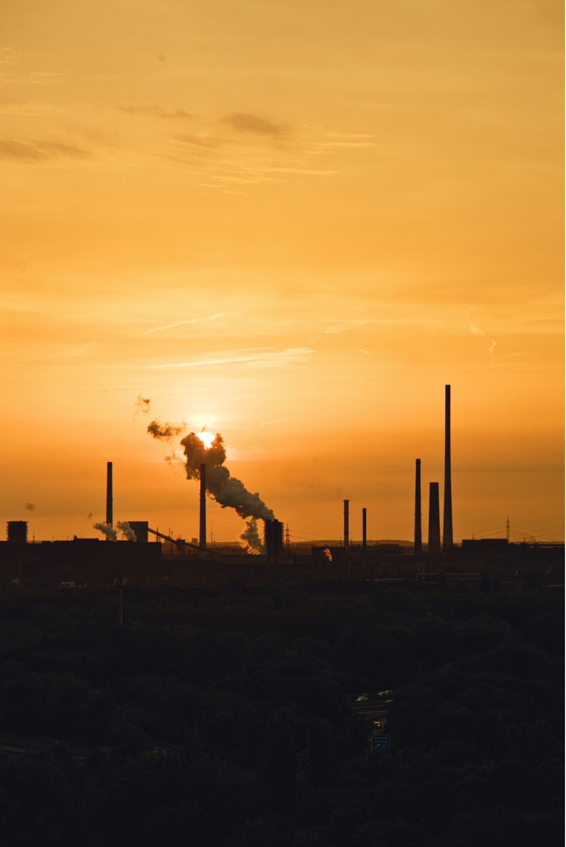 Industriesilhouette in Duisburg vor einem warmen Sonnenuntergang