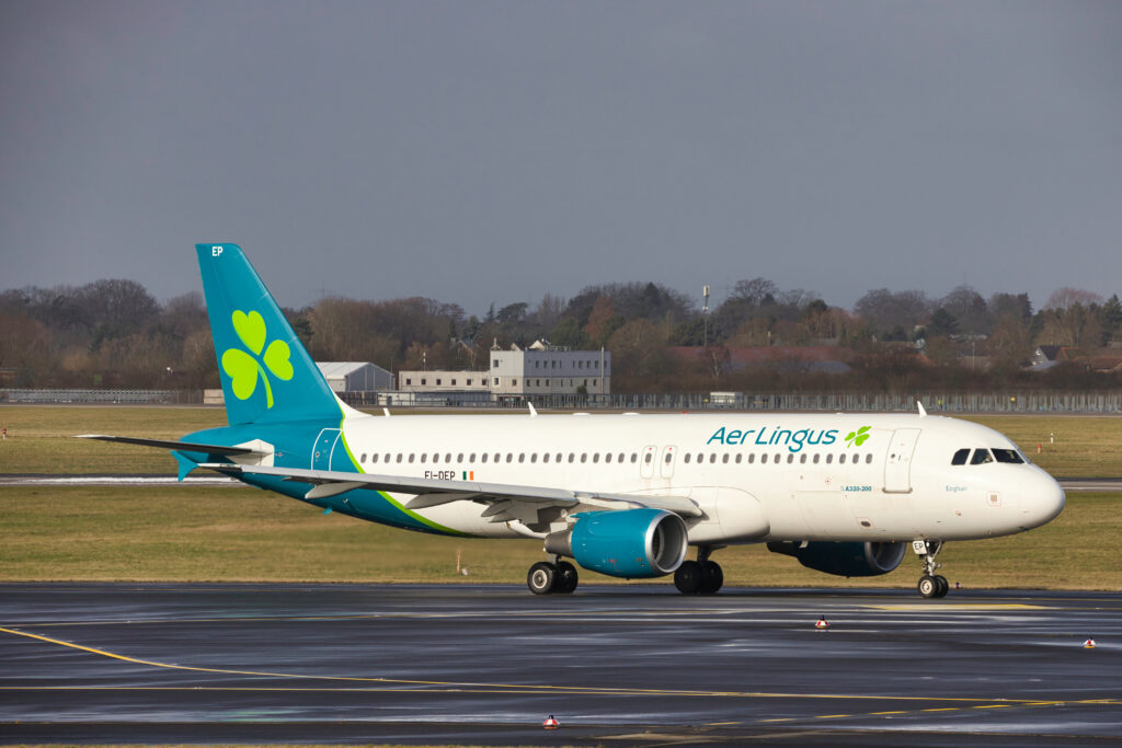Aer Lingus Airbus A320-214 EI-DEP in klarer Seitenansicht am Düsseldorfer Flughafen.