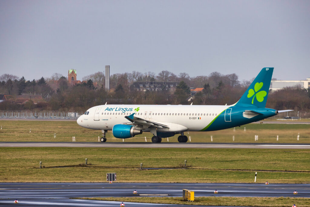 Aer Lingus Airbus A320-214 EI-DEP aus der gegenüberliegenden Seitenperspektive in Düsseldorf.