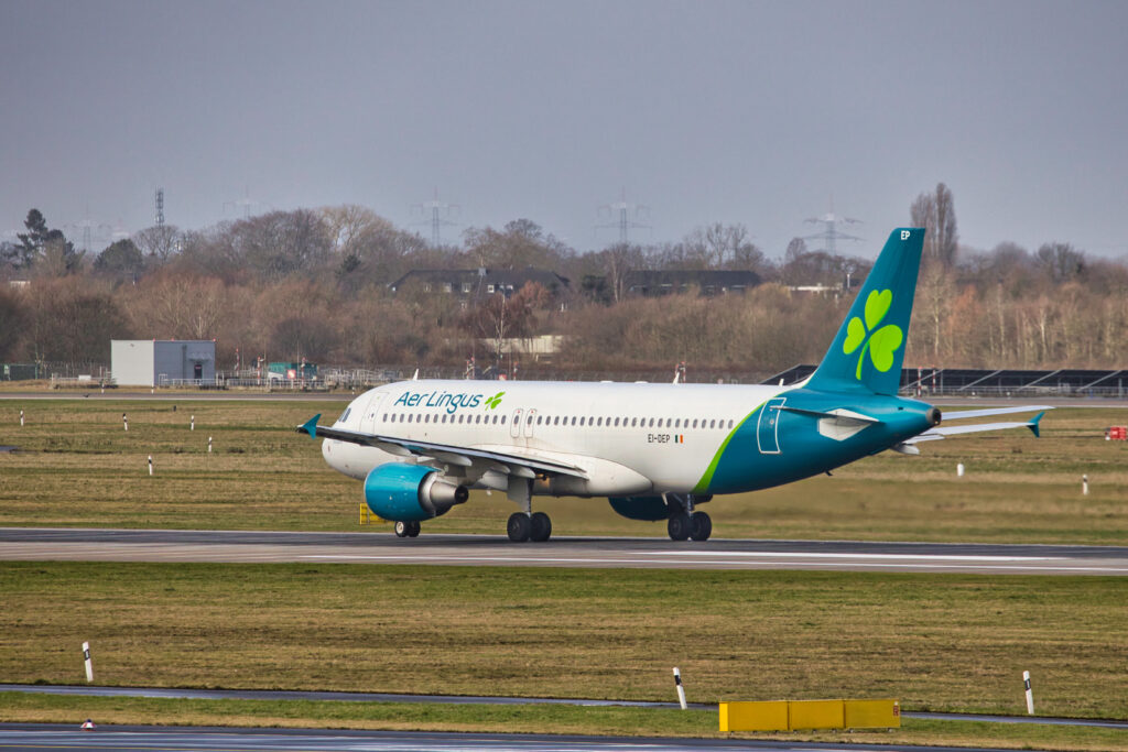 Heckansicht der Aer Lingus EI-DEP auf dem Rollweg am Flughafen Düsseldorf.