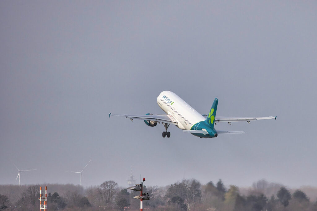 Aer Lingus Airbus A320-214 EI-DEP steigt nach dem Start in Düsseldorf.