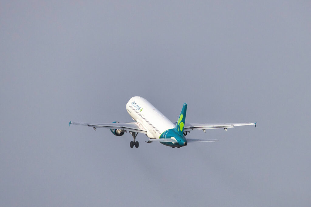 Aer Lingus EI-DEP im Steigflug über dem Düsseldorfer Flughafen.